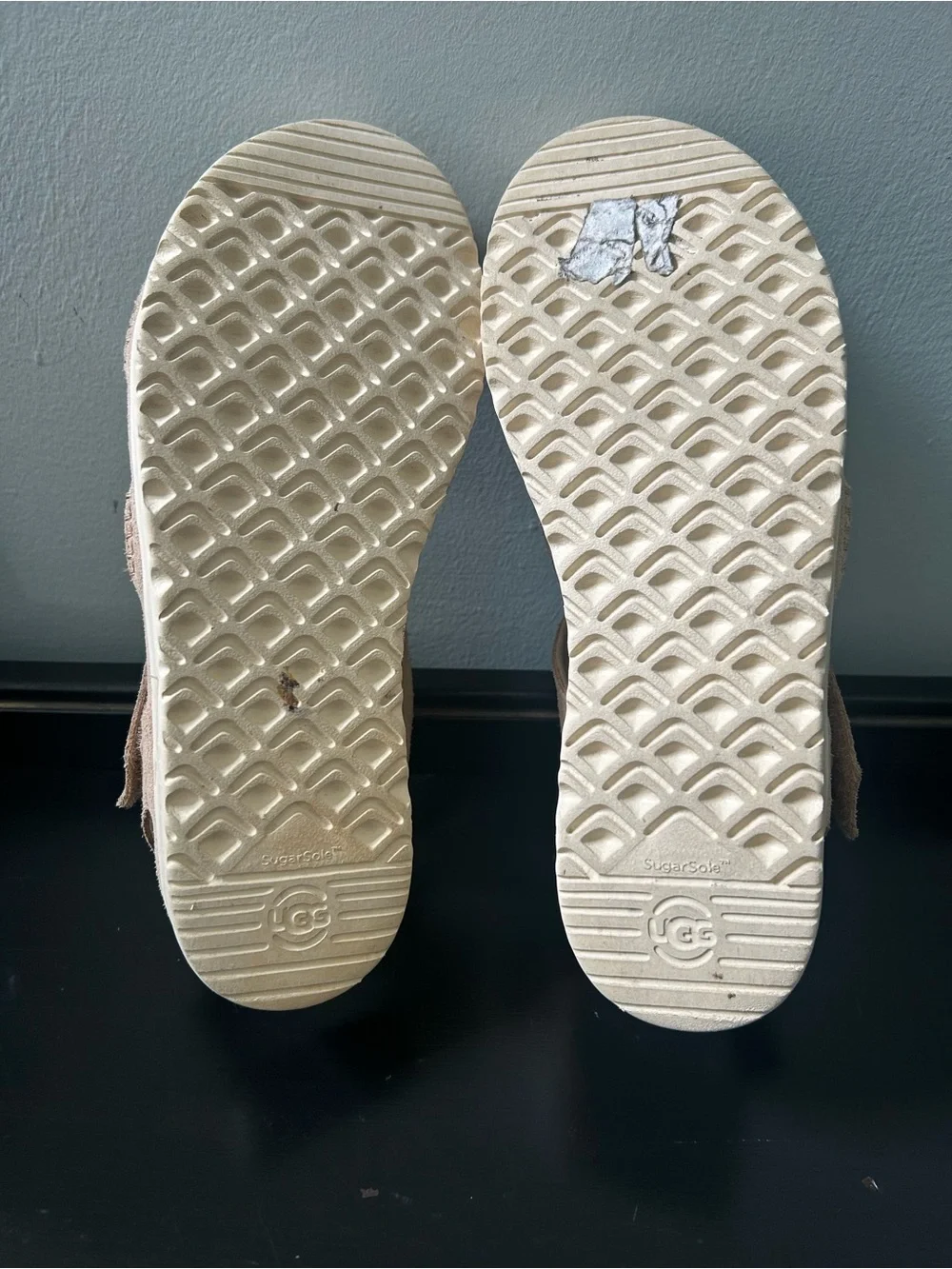 UGG Goldenstar Girls Strap Suede Sandals Size 5 in Driftwood